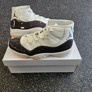 WOMENS AIR JORDAN 11 RETRO NEAPOLITAN Size 10 Woman/8.5 Men AR0715-101 AJ11